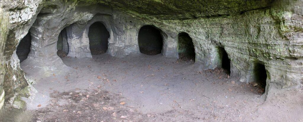 Zalesnená oblasť so skupinou jaskýň Poklady Hontianskych Tesárov – Tesárska roklina.
